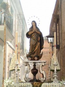 Imagen de la Inmaculada Concepción en la Plaza España, de Roma. Delante de la cual el Papa reza todos los días 8 de diciembre